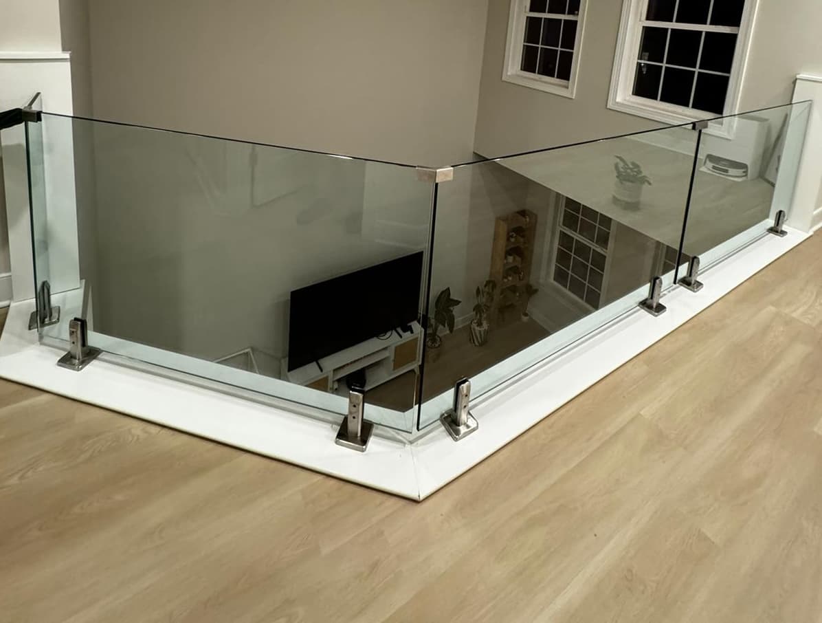 Talon glass railing